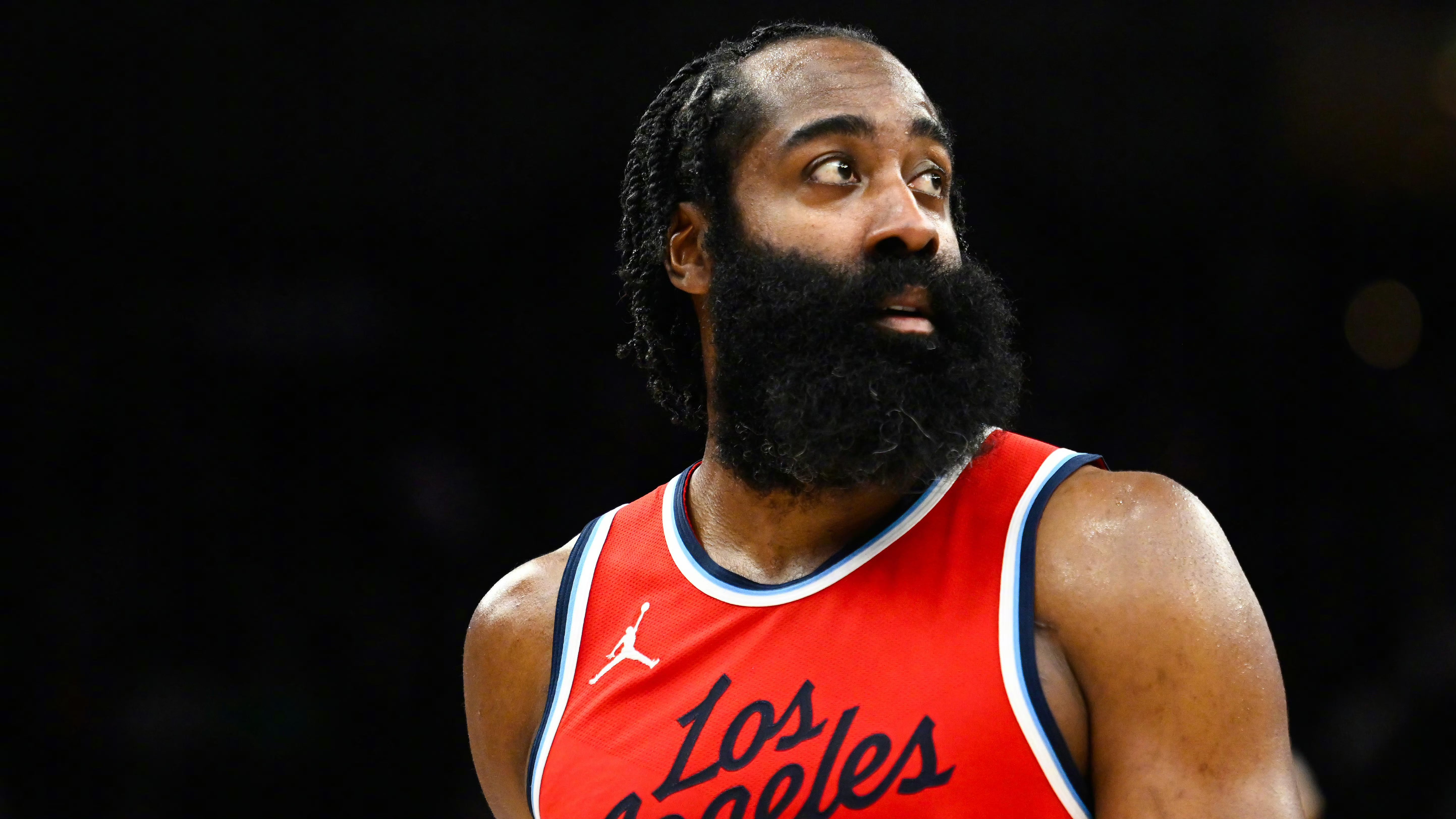  加时末段突围战来临；洛杉矶快船围绕NBA季后赛完成体检；质疑声仍在；控场能力受关注