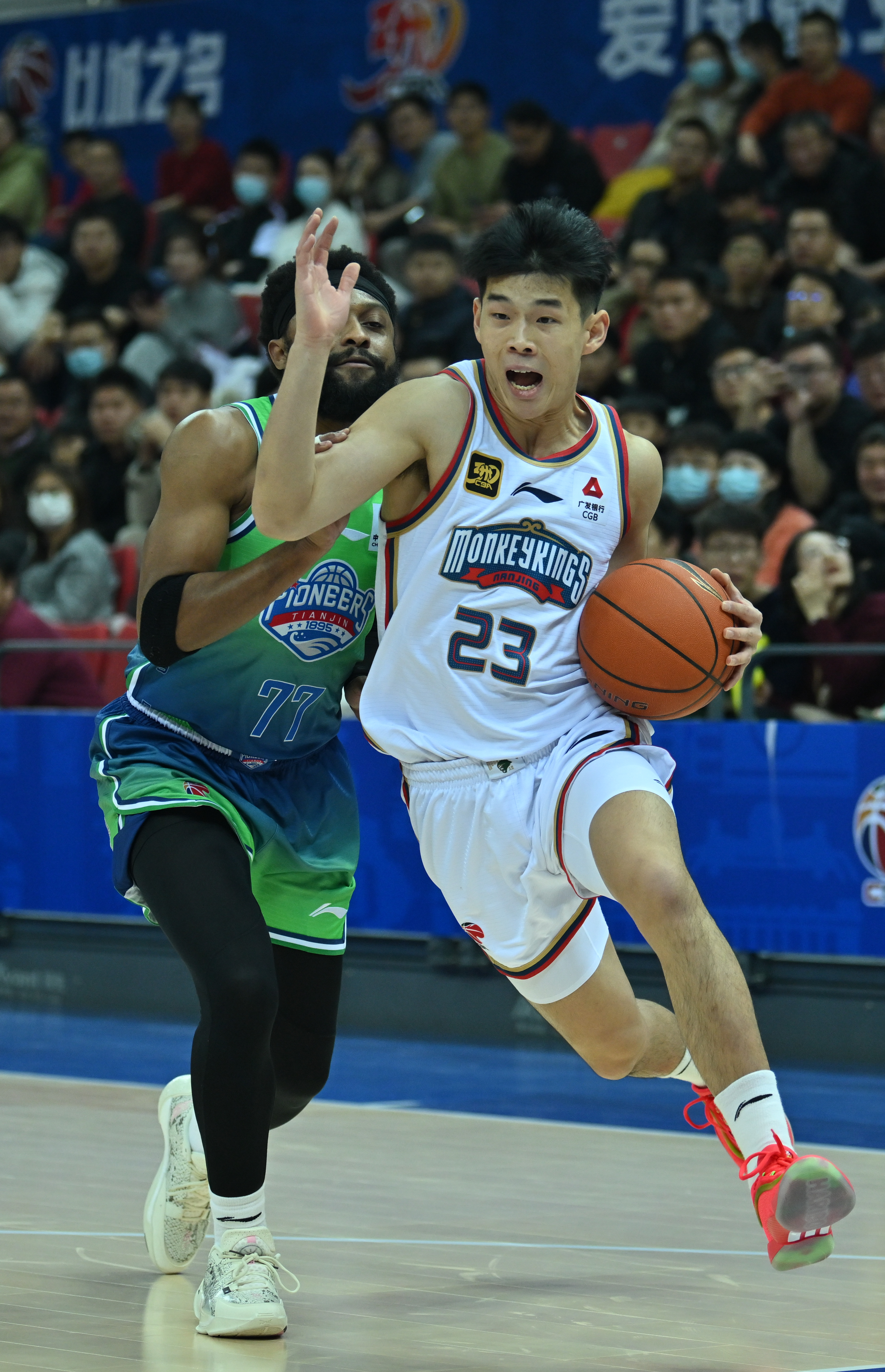 包含CBA季后赛赛程吃紧，费城76人清晨临场应变，话题不断，团队化学反应显著的词条