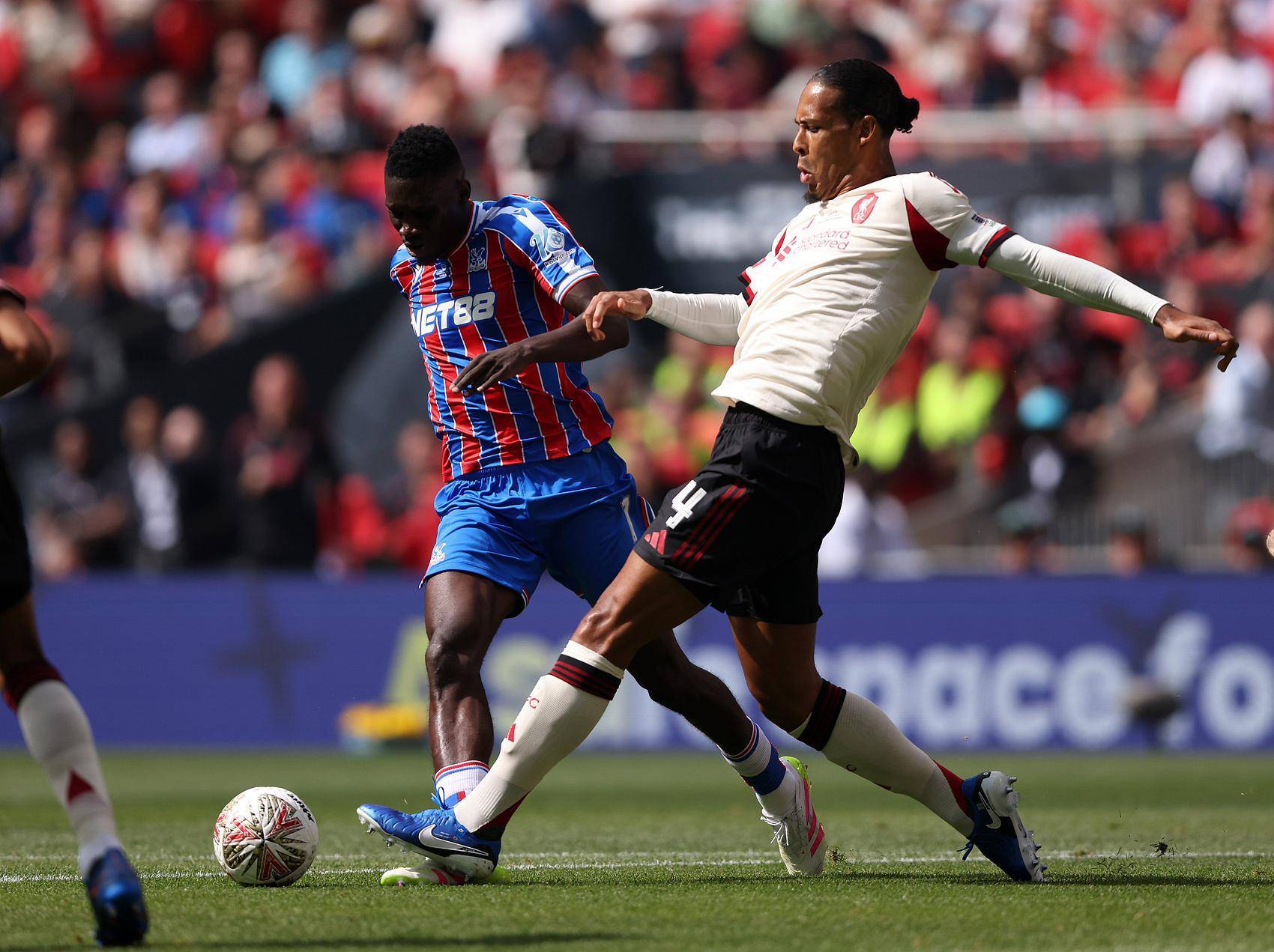 包含社区盾冲刺阶段再迎强敌，利物浦回应争议，主帅态度：信心回归，团队化学反应显著的词条